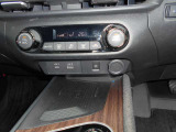 車内の室温を自動で一定に保ってくれる便利なオートエアコンが付いています。温度を設定するとクルマがエアコン噴出し温度を上げたり下げたり風量を変えたりしてくれるので運転に集中が出来ますよ。