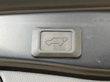 【パワーバックドア】スマートキーや運転席のボタンを押すだけでリアゲートが自動で開閉します!荷物を持っている時や、高い位置にあるバックドアを閉める際に便利な機能です♪