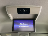 天井にリア席モニターが付いています。ナビゲーションで再生しているDVD等の映像を、後部座席の方にご覧いただくことができます。お子様にも大人気です。