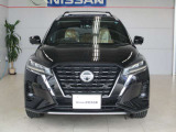 日産らしさを引き立てる上品なダーククローム調のフロントマスクでVモーショングリルを主張しています。
