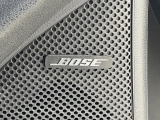 【BOSEサウンドシステム】メーカーオプションの高品位サウンドシステムを搭載。専用のチューニングが施された大小様々なスピーカーから良質なサウンドが奏でられ、臨場感あふれる音響空間を演出します。