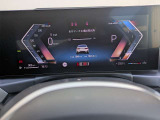 ◆インスツルメント・パネルのエレガントなデザインは、BMW特有の水平ラインで構成され、室内空間に端正な印象をもたらします。人間工学に基づいてレイアウトされた重要な操作系統は、直観的な操作が可能です◆