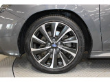 より大きく見えるデザインの純正18インチアルミホイール+225/45R18タイヤ