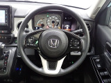 ハンドル左側にはオーディオ操作が出来るオーディオリモートコントロールスイッチ、右側にはHonda SENSINGとオートクルーズコントロールのスイッチを装備!