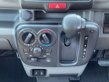 シフトノブの位置がステアリングに近くて、運転しやすいですよ♪♪マニュアルエアコンで操作も簡単♪