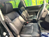 運転席まわりには十分なスペースがあり、大柄な方でもゆったり運転していただける環境です。