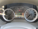 エコモード表示や車両情報も表示する視認性の良いファインビジョンメーター。立体感のあるシルバーリングのメーターパネルです!