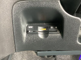 ハンドルの左下にETCがついています。高速道路の料金所の通過も楽々です。 カードの取り出しもしやすい場所についています。