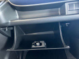 上下2段階に分けられる大型のグローブボックス!車検証入れが楽々入る容量です♪