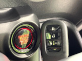 【Hondaスマートキー】カバンやポケットに入れたままでもドアの施錠・解錠が可能なスマートキーを装備。エンジンのオン・オフ時もカギを取り出す必要が無いからとっても便利です♪