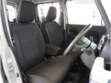 【清潔感のある運転席&助手席】隅々までクリーニングの行き届いた運転席&助手席。目立ったシミや汚れ等もございません。快適なドライブをどうぞ。
