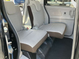 車内クリーニングと外装の磨きをしてあります。リヤシートはスライドしますので荷室や足元の広さ調整ができます。