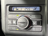 【オートエアコン】一度お好みの温度に設定すれば、車内の温度を検知し風量や温度を自動で調整。暑い…寒い…と何度もスイッチ操作をする必要はありません。快適な車内空間には必須の機能ですね♪