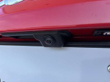 ●リアビューカメラ『入車経路を算出し、ガイドラインと補助線をディスプレイに表示します。同時にバンパーに内蔵のセンサーが障害物を感知し音で注意を促します。後方の死角も安心していただけます。』