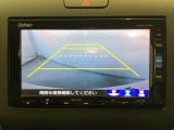 バックでの車庫入れも安心です! リアカメラが付いているバックモニター付のナビを装備しております。操作線もついており距離感も画面から確認できます。
