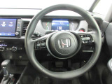 ハンドルの両側に操作ボタンが付いております。運転しながら操作ができるのでとっても便利!