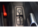 電動格納ドアミラーが狭い駐車ススでの取り扱いをスムーズに。 ワンタッチでミラーを折りたたみ、便利さと車両の保護を両立させます。
