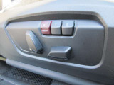 運転席メモリー付きフロント電動シート装備。