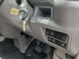 キー挿し込み口/ONOFFスイッチ(上段左から)車線逸脱警報/バックソナー/ライトレベライザー/(下段左から)インテリジェントエマ―ジェンシーブレーキ/VDC/2nd発進
