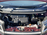 エンジンルームの画像です。店舗にて現車の確認もいただけますので、お電話で在庫のご確認の上是非ご来店くださいませ!!!ワクワクするクルマ選びをご提案します!