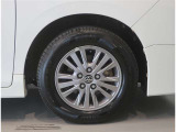 純正のアルミホイール装着車です。タイヤサイズは195/65R15です。