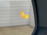 【ブラインドスポットモニター】走行中、ドアミラーの死角になりやすい箇所に後続車が接近するとサイドミラーのレンズに警告を表示!ドライバーに注意喚起をしてくれます。