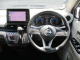 デイズの運転席廻りになります。ひじ掛けや収納など便利な装備がついてます!