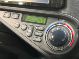 【オートエアコン】一度お好みの温度に設定すれば、車内の温度を検知し風量や温度を自動で調整。暑い…寒い…と何度もスイッチ操作をする必要はありません。快適な車内空間には必須の機能ですね♪