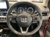 運転している間、長く触れているものだから手になじむハンドルがいいですよね。本革巻のステアリングは乗れば乗るほど手になじんでいきます。
