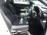 運転席には、シートリフターが付いております☆ 前後のスライドに加えシートの高さも変更出来ますので小柄な女性の方でも運転し易いポジションを取れます♪