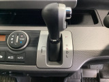 CVT車のセレクトレバーです。低速から高速まで、変速ショックのないスムーズな走りを実現するとともに、エンジン効率のよい領域を維持することで燃費にも貢献します。