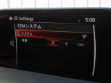 BSMは、車線変更時における運転者の後方確認を支援するシステムです。自車の後方から接近する車両を検知すると、接近表示灯(ミラーに設置)         と警報音で運転者に危険を知らせます。