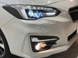 【LEDヘッドライト】悪天候や夜間走行時も良好な視界を確保し安心して運転できる高輝度LEDヘッドライトを装備!点灯速度が早く、消費電力も抑えられています。