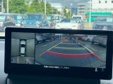 360°ビューモニターでは、両サイドとフロント、バックカメラの合成で、あたかも上空から見下ろした様に周囲を確認して頂けます。駐車場だけでなく、T字路等でも活躍のアイテムです!