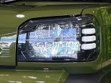 【LEDヘッドライト】悪天候や夜間走行時も良好な視界を確保し安心して運転できる高輝度LEDヘッドライトを装備!点灯速度が早く、消費電力も抑えられています。
