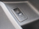電動リアゲート装備です。バンパー下でのキックスイッチも装備されております。