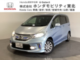 6人乗りブルーオパールのフリードハイブリッド!走行距離無制限2年保証付!フルセグやBluetooth対応メモリーナビも装着済!両側のスライドドアは電動で開閉!クルーズコントロールも装備されております!