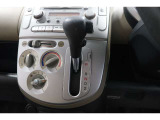 インパネシフトだから視線の移動も少なく足元もスッキリ♪運転席もゆったりしているのでゆとりを持ってドライブできますね!