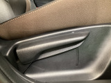 運転席にはドライバーの体型や好みに応じて前後方向だけでなく、高さの調整ができるシートリフターを装備!