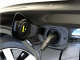 専用コードを接続するだけで簡単に充電が行えます。プラグインハイブリッドモデルT6 AWD PHEVは、走行中の充電のほか、自宅などに設置された充電機器からの充電が可能です。