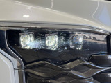 【三眼LEDヘッドライト】スタイリッシュな見た目の三眼LEDヘッドライトを装備♪スタイルだけでなく、夜間の走行も視界良好で安心してお乗りいただけます。