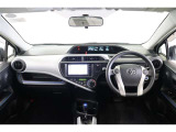 フードが低いセンターメーターで運転席からの視界は良く、助手席からもメータの情報を見ることが出来ます。操作ボタンやダイヤルが届きやすい位置に配置されていて利便性も良い使いやすい運転席廻りです。
