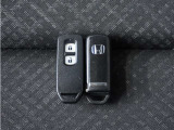 ◆スマートキー◆カギをバッグやポケットに入れたままでもドアロックの開閉ができる『スマートキー』付き!雨天や暗くなってもカギを取り出す必要がなくドアの開錠&エンジンも始動できます