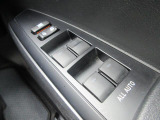 パワーウィンドウは全てオート機能も装備されております。ウィンドウロックも装備されているので、お子様と一緒の時も安心ですね。