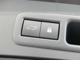 ワンタッチでバックドアが開閉。重たいバックドアも力いらずで開閉できる便利なパワーバックドア付きです!