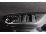 オールオートですので運転席からどの席の窓でも全閉全開が簡単に出来ますよ。