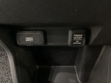 アクセサリーソケットはUSBのアダプターなどをつければ、スマホの充電にも使えます。