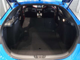 【トランクスルー機構】後席を前に倒してトランクルームとつなげ、長尺物の収納を可能にするトランクスルー機構も備えています。