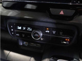 【オートエアコン】温度を設定すれば自動で快適な車内温度を保ちます。エアコン内部の高性能脱臭フィルターで車内のアレルゲンや花粉を除去。