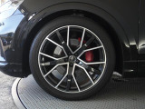 アルミホイール 5Vスポークスタースタイル ブラック 10.0J x 22インチ カラードブレーキキャリパーレッド